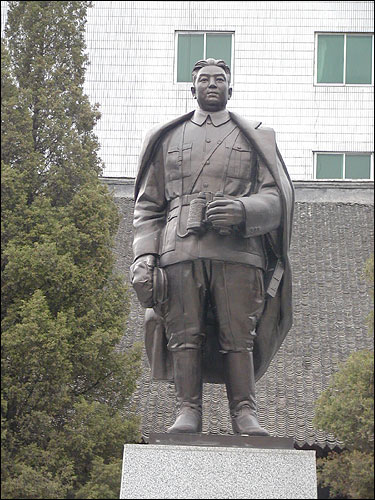 중국 길림성 육문중학교 도서관 마당에 서 있는 김일성 주석 동상 